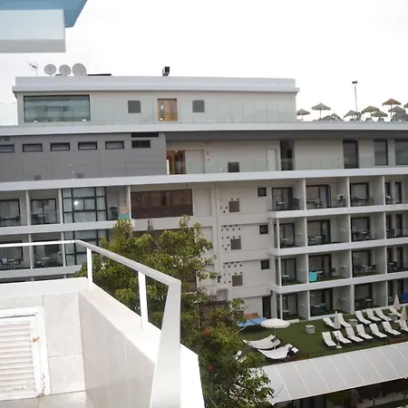Avenida Beach Apartment *